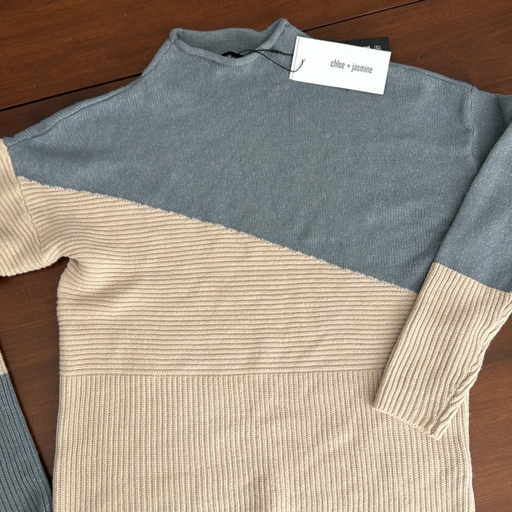 NWT Chloe & jasmine dusty blue and tan sweater size small
